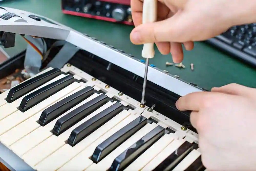 Kiểm tra và sửa cụm phím của đàn piano điện