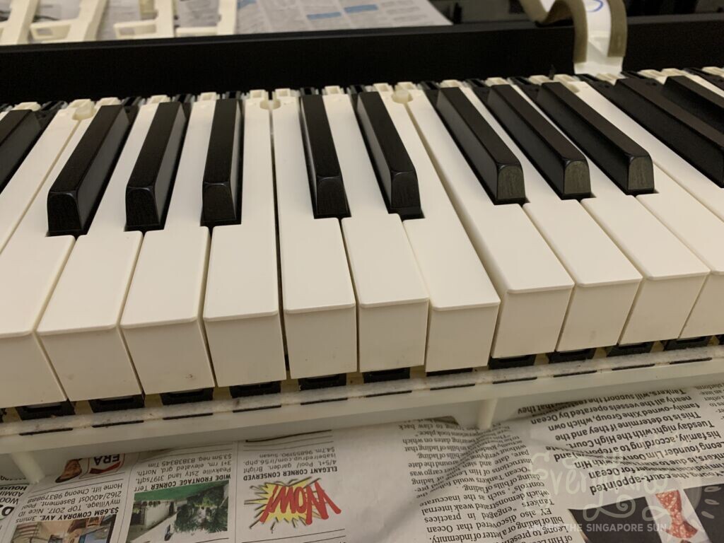 Vỡ khung phím piano điện